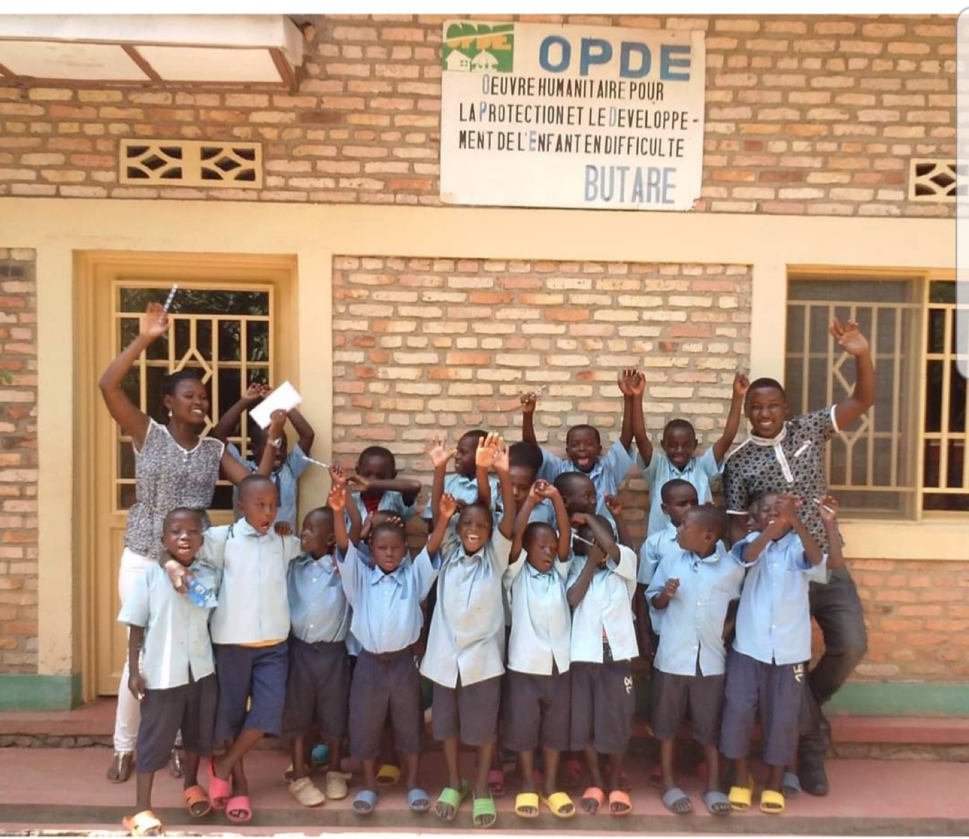 Enfants accompagnés par l'OPDE devant le centre de Butare