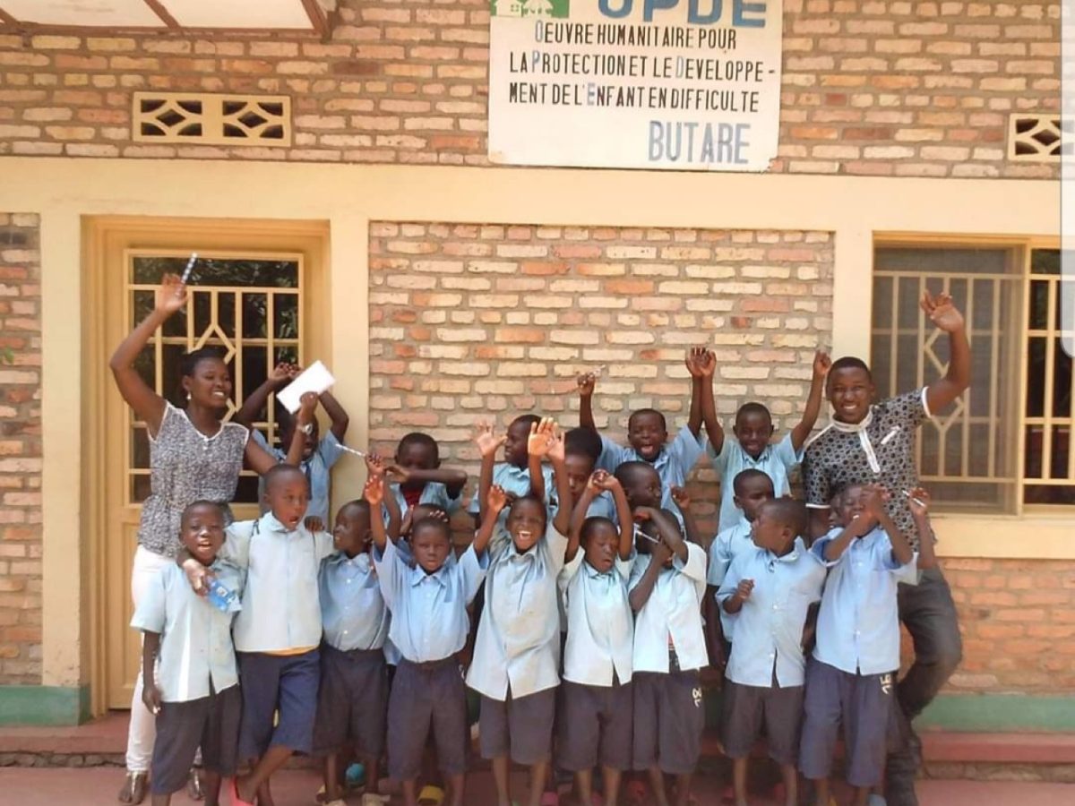 Enfants accompagnés par l'OPDE devant le centre de Butare