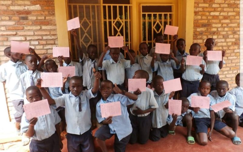 Des enfants en tenue scolaire