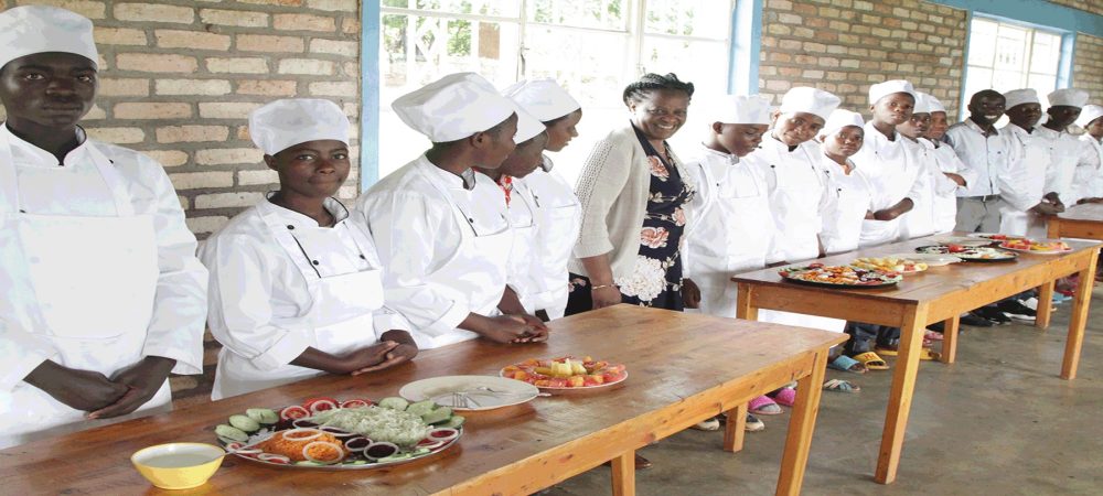 Élèves de la section hôtellerie à l’atelier de Mbazi